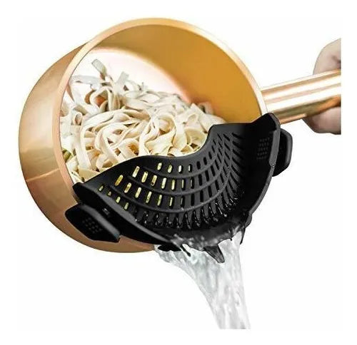DrainPro Flex 360 sujeto a una olla escurriendo pasta